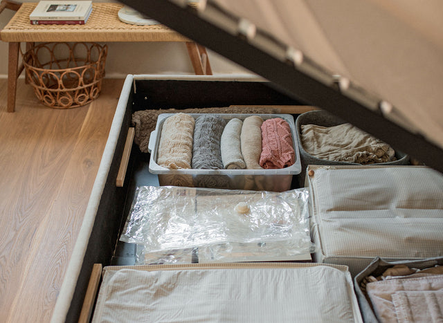 Łóżka tapicerowane i drewniane z pojemnikiem na pościel