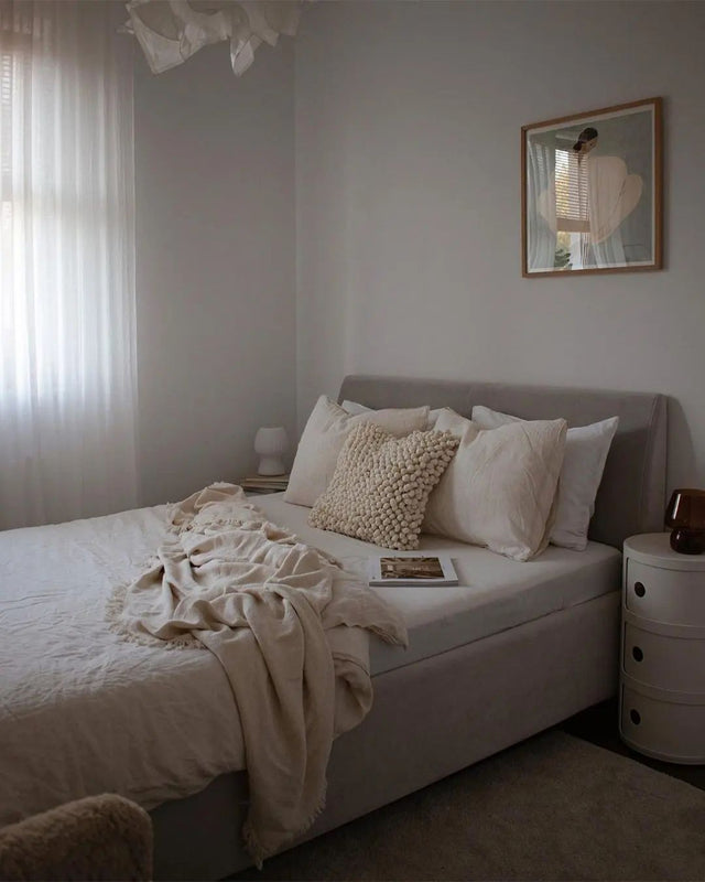Łóżko tapicerowane z pojemnikiem i profilowanym wezgłowiem do kobiecej sypialni 2