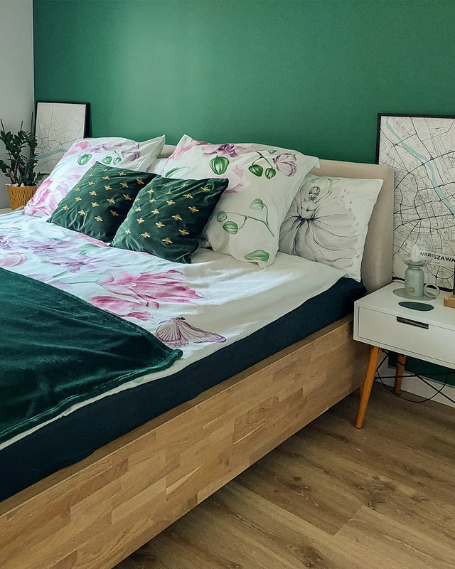 Łóżko drewniane z pojemnikiem i profilowanym wezgłowiem do kobiecej sypialni 8