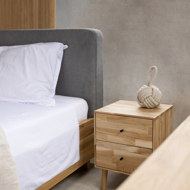 Łóżko z drewnianą ramą z litego dębu z pojemnikiem na pościel More 1