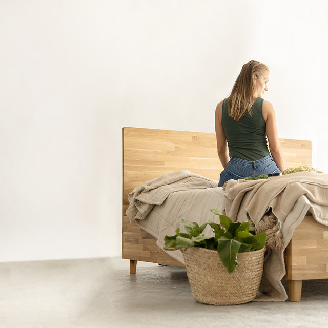 Łóżko drewniane dębowe ze skrzynią na pościel z pojemnikiem do przechowywania 1