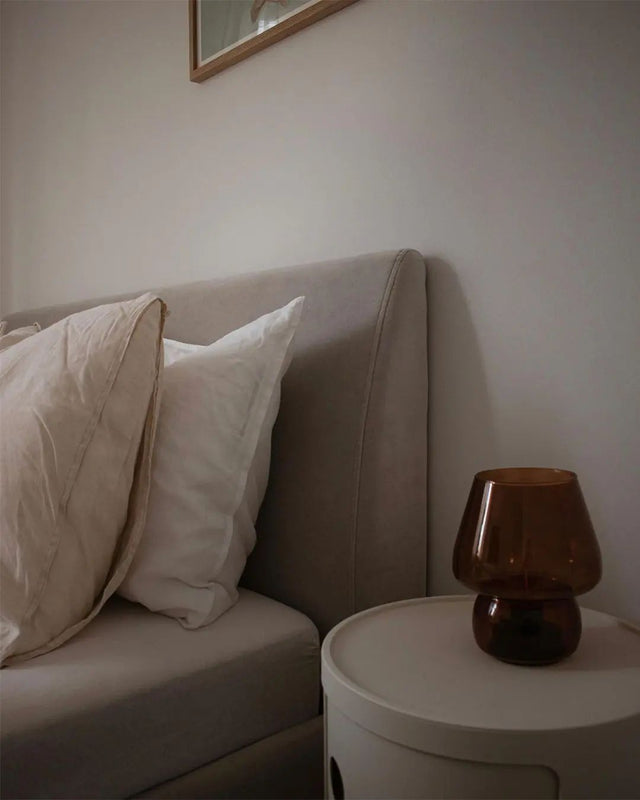 Łóżko tapicerowane z pojemnikiem i profilowanym wezgłowiem do kobiecej sypialni 1