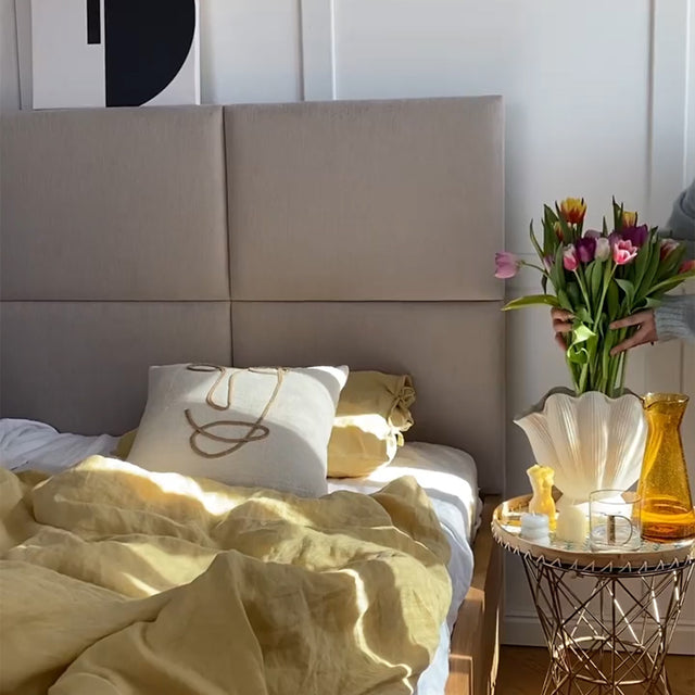 Łóżko z zagłówkiem z paneli tapicerowanych do sypialni w stylu glamour boho 4
