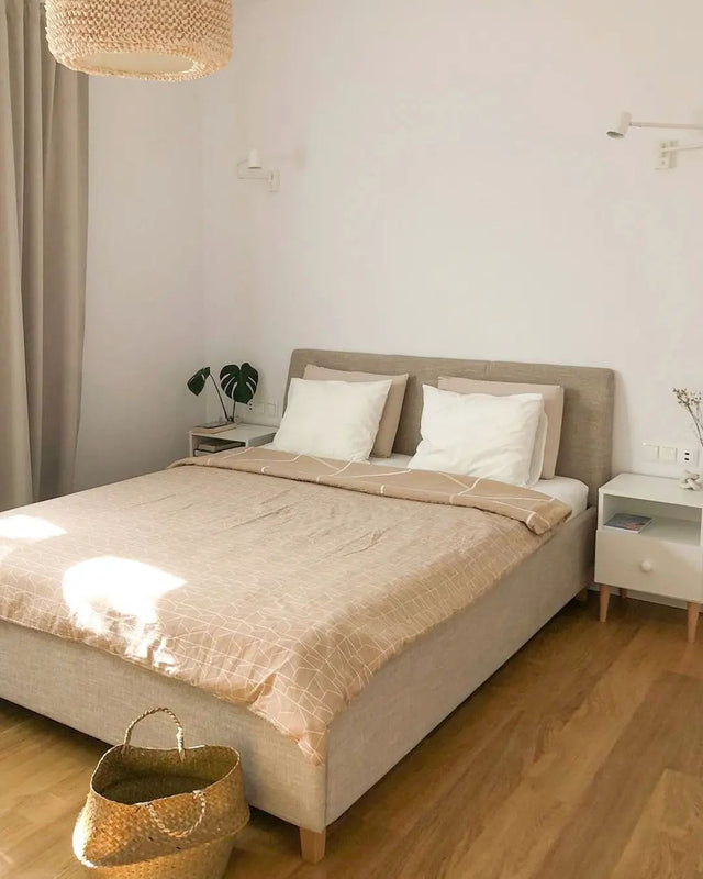 Łóżko tapicerowane z pojemnikiem i profilowanym wezgłowiem do kobiecej sypialni 5