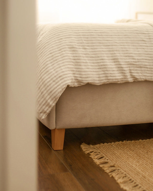 Łóżko tapicerowane z pojemnikiem i profilowanym wezgłowiem do kobiecej sypialni 3