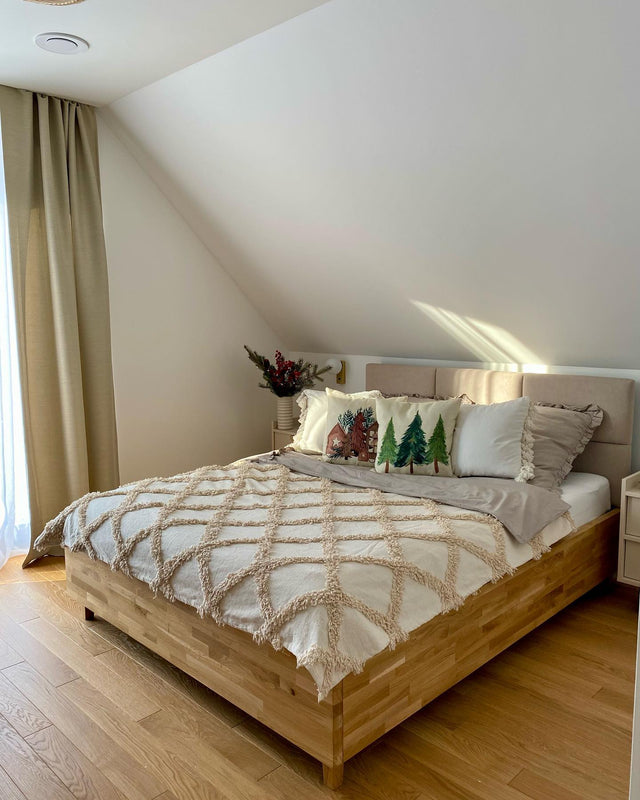 Łóżko z zagłówkiem z paneli tapicerowanych do sypialni w stylu glamour boho 1