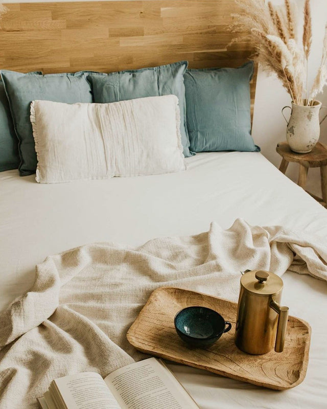 Łóżko drewniane z Łóżko drewniane z akcentami zieleni i niebieskiego
