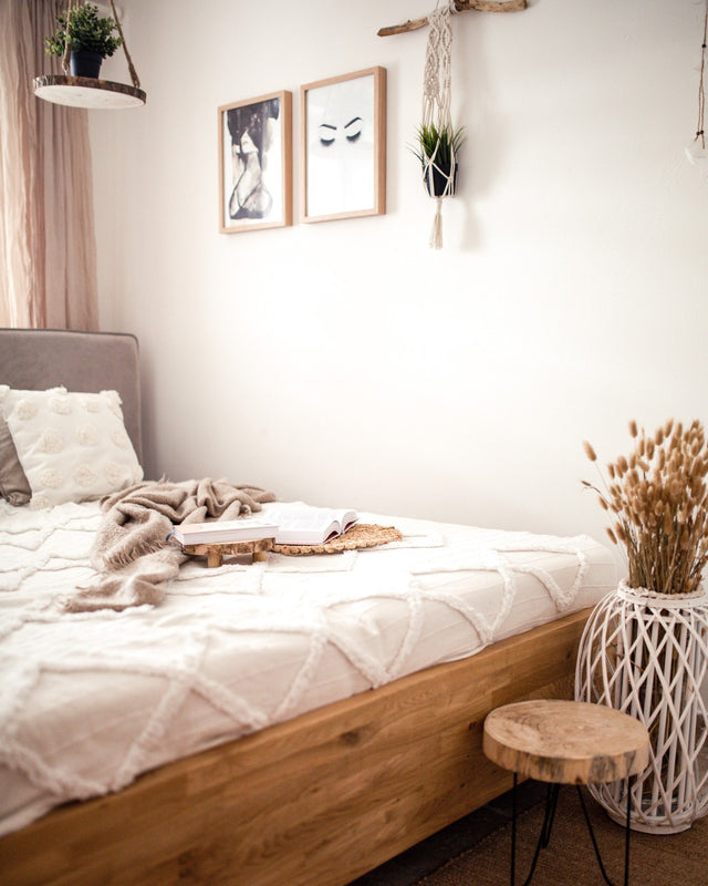 Łóżko z drewnianą raną i tapicerowanym zagłówkiem ze skrzynią na pościel 8