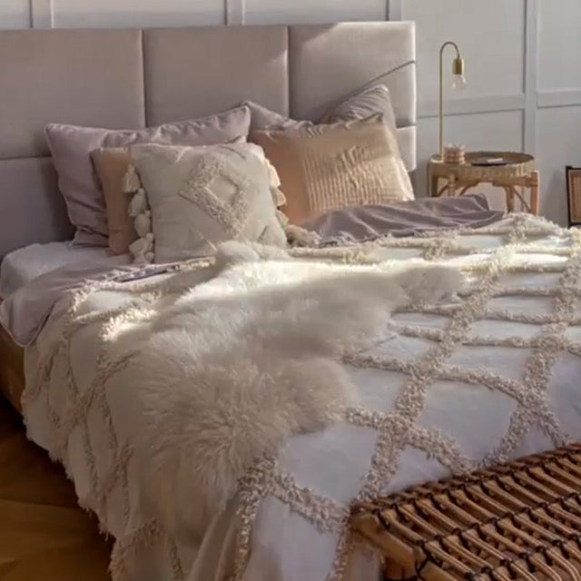 Łóżko z zagłówkiem z paneli tapicerowanych do sypialni w stylu glamour boho 2