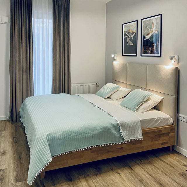 Łóżko z zagłówkiem z paneli tapicerowanych do sypialni w stylu glamour boho 7