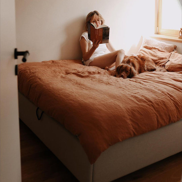 Łóżko płaskie tapicerowane z pojemnikiem flat bez wezgłowia do minimalistycznej sypialni 1