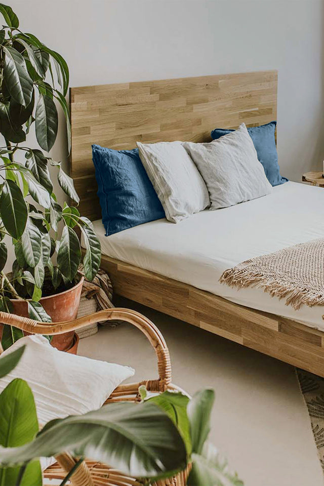 Zestaw łóżka tapicerowanego wykonany z drewna dębowego